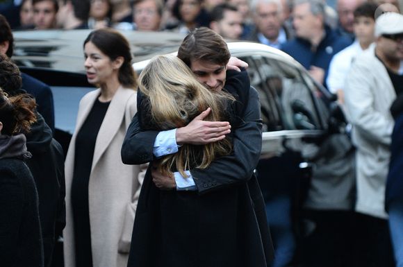 Non pas la réalisatrice Valeria Bruni-Tedeschi, mais sa petite soeur Consuelo Remmert.

Aurélien Enthoven, Consuelo Remmert (soeur de Carla) - Le clan Sarkozy à la sortie du domicile de Nicolas Sarkozy domicile parisien avant son incarcération à la prison de La Santé à Paris, France, le 21 octobre 2025 © Bestimage