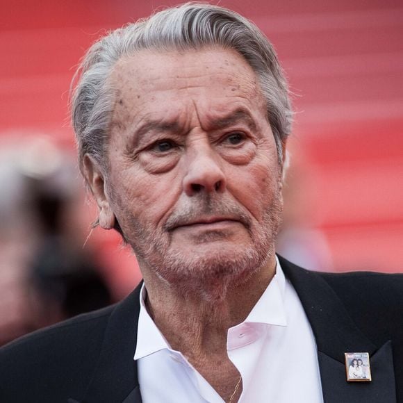 Il y a un an jour pour jour, le 18 août 2024, le Guépard tirait son ultime révérence à l'âge de 88 ans, dans son fief à Douchy, où il a été inhumé l'été dernier.

Alain Delon (avec un badge Paris Match d'une ancienne couverture du magazine titrant "Alain Delon, mes deux amours, Rosalie et Anouchka) - Montée des marches du film "A Hidden Life" lors du 72ème Festival International du Film de Cannes. Le 19 mai 2019
© Jacovides-Moreau / Bestimage