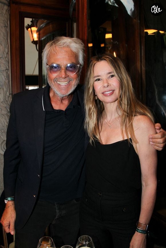 Marc Scalia, Romane Serda - Personnalités aux Deux Magots pour la 3ème édition du salon du livre à Saint-Germain-des-Prés "Des pages avant la plage" à Paris le 6 juin 2026

© Philippe Baldini / Bestimage
