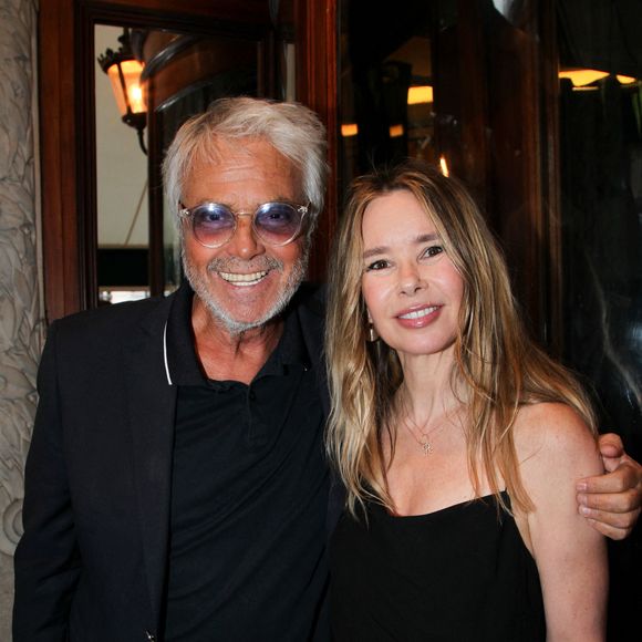 Marc Scalia, Romane Serda - Personnalités aux Deux Magots pour la 3ème édition du salon du livre à Saint-Germain-des-Prés "Des pages avant la plage" à Paris le 6 juin 2026

© Philippe Baldini / Bestimage