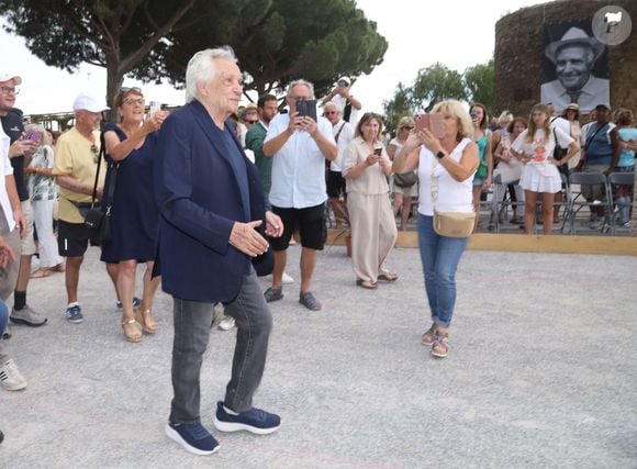 Semi-exclusif - Michel Sardou - Michel Sardou rend hommage à son père en famille lors du premier trophée de pétanque "Fernand Sardou" à Bormes-les-Mimosas le 29 mai 2026. Le célèbre chanteur est venu en famille avec sa femme, son fils Romain avec son fils de deux ans et demi et de sa compagne enceinte de son deuxième enfant.
La première édition du Trophée Fernand Sardou est organisée du 29 au 31 mai au coeur du village de Bormes les Mimosas. Une initiative portée par Michel et son fils Romain, pour rendre hommage à leur illustre parent Fernand Sardou au travers d'un tournoi de pétanque.
En lien avec la municipalité et l'Amicale Bouliste Borméenne (ABB), un premier Trophée Fernand Sardou sera organisé avec deux grands temps forts : Le vendredi, dès 18h, un tournoi d'exhibition sera proposé et verra s'affronter 16 triplettes. Puis un concours fédéral à pétanque sera organisé le weekend et ouvert à tous les amateurs. 128 équipes seront réparties sur les sites les plus emblématiques du village, à savoir au boulodrome de la place Saint-François, mais aussi au parc Cigalou, sur le site du château et à l'ancien stade. © Franz Chavaroche/Bestimage