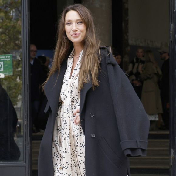 A 41 ans, la fille de Johnny Hallyday et Nathalie Baye vit un quotidien apaisé et a un rapport très apaisé avec son image. 

Laura Smet au défilé de mode prêt à porter Zimmermann printemps-été 2025 lors de la Fashion Week de Paris (PFW) le 30 septembre 2024.

© Christophe Aubert via Bestimage