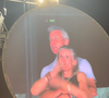 Le chanteur du groupe a commenté la situation en direct, accentuant l’embarras du moment. 

Capture d'écran TikTok de la scène au concert de Coldplay.