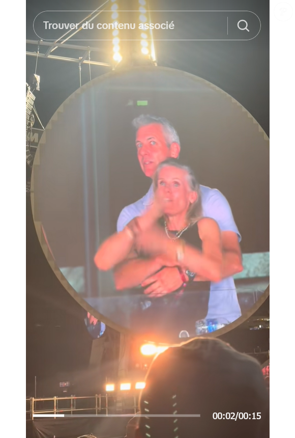 Le chanteur du groupe a commenté la situation en direct, accentuant l’embarras du moment. 

Capture d'écran TikTok de la scène au concert de Coldplay.