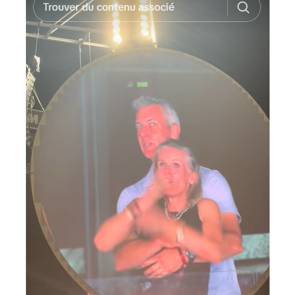 Le chanteur du groupe a commenté la situation en direct, accentuant l’embarras du moment. 

Capture d'écran TikTok de la scène au concert de Coldplay.