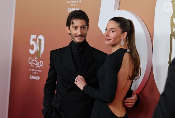 Pierre Niney et sa femme Natasha Andrews - Photocall de la 50ème édition de la cérémonie des César à l'Olympia à Paris, France, le 28 février 2025 © Dominique Jacovides - Olivier Borde / Bestimage