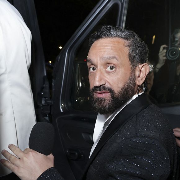 Exclusif - Cyril Hanouna - Les chroniqueurs et les invités quittent la dernière émission "Touche pas à mon poste" (TPMP) en bus pour se rendre devant le siège du groupe M6 à Neuilly-sur-Seine le 27 février 2025. © Jack Tribeca/Bestimage