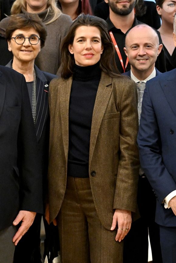 Charlotte Casiraghi est très chic pour l'événement.

Le prince Albert II de Monaco, la princesse Caroline de Hanovre, Charlotte Casiraghi et Mélanie-Antoinette de Massy inaugurent la médiathèque Caroline à Monaco, le 10 décembre 2025.
© Bruno Bebert / Bestimage