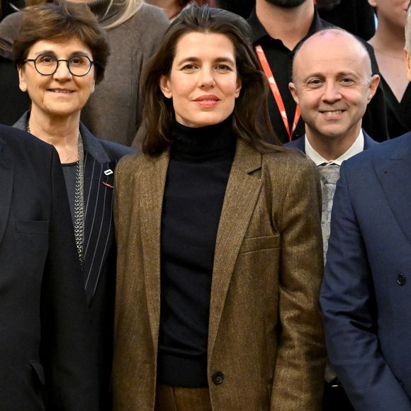 Charlotte Casiraghi est très chic pour l'événement.

Le prince Albert II de Monaco, la princesse Caroline de Hanovre, Charlotte Casiraghi et Mélanie-Antoinette de Massy inaugurent la médiathèque Caroline à Monaco, le 10 décembre 2025.
© Bruno Bebert / Bestimage