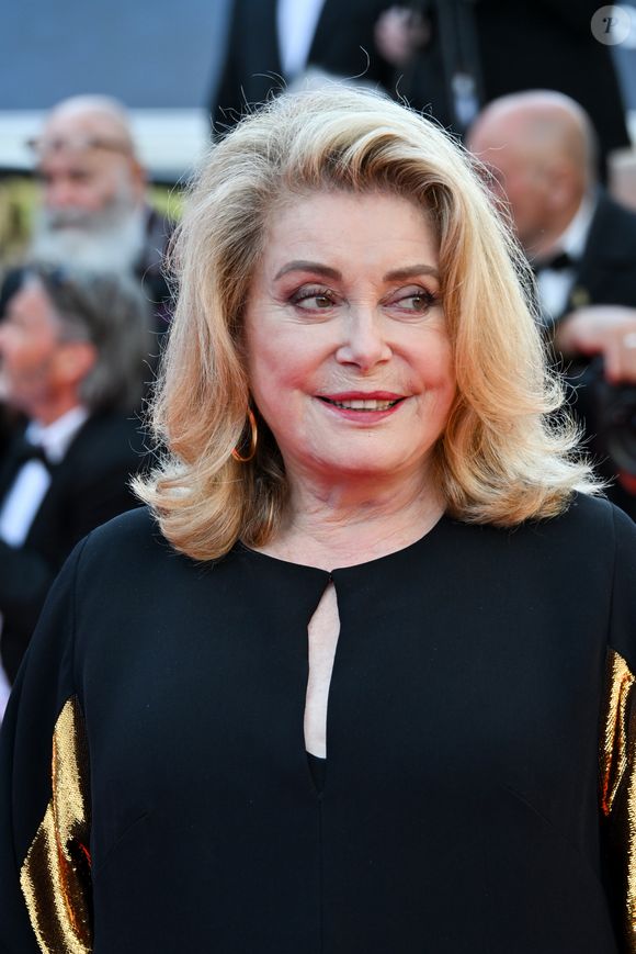 Catherine Deneuve - Montée des marches du film "L’amour ouf" lors du 77ème Festival International du Film de Cannes, au Palais des Festivals à Cannes. Le 23 mai 2024. © Bruno Bebert / Bestimage
