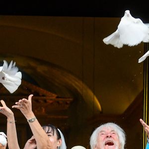 Semi-exclusif - Murielle Mégevand et Hugues Aufray sur le parvis de l'église pour un lâcher de colombes - Mariage d'Hugues Aufray et de Murielle Mégevand à l'église Saint-Vigor de Marly-Le Roy, France, le 2 septembre 2023.