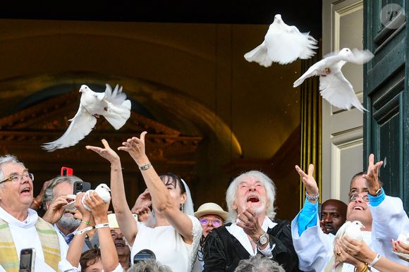 Semi-exclusif - Murielle Mégevand et Hugues Aufray sur le parvis de l'église pour un lâcher de colombes - Mariage d'Hugues Aufray et de Murielle Mégevand à l'église Saint-Vigor de Marly-Le Roy, France, le 2 septembre 2023.