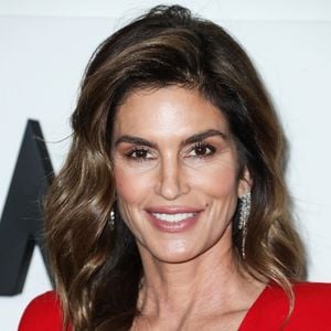 Il a également eu entre ses mains le mythique brushing de Cindy Crawford. Son secret ? Créer le volume et les ondulations uniquement à la brosse, sans fer à boucler.

Cindy Crawford - Soirée d'ouverture du club Kaos au Palms Casino Resort à Las Vegas le 5 avril 2019. © Backgrid USA / Bestimage