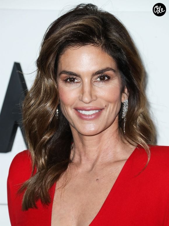 Il a également eu entre ses mains le mythique brushing de Cindy Crawford. Son secret ? Créer le volume et les ondulations uniquement à la brosse, sans fer à boucler.

Cindy Crawford - Soirée d'ouverture du club Kaos au Palms Casino Resort à Las Vegas le 5 avril 2019. © Backgrid USA / Bestimage