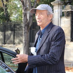 Très actif au quotidien, le père de famille entretient sa forme en faisant régulièrement son jogging au jardin des Tuileries, un lieu dont il connaît les moindres recoins.

Patrick Chesnais - Sortie des people de l'enregistrement de l'émission "Vivement Dimanche" à Paris le 19 septembre 2018.

©Bestimage