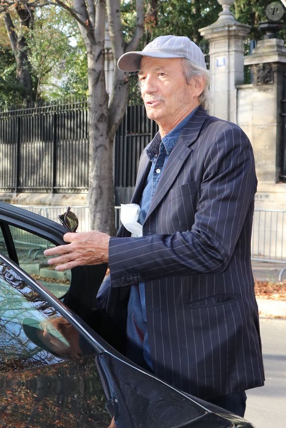 Très actif au quotidien, le père de famille entretient sa forme en faisant régulièrement son jogging au jardin des Tuileries, un lieu dont il connaît les moindres recoins.

Patrick Chesnais - Sortie des people de l'enregistrement de l'émission "Vivement Dimanche" à Paris le 19 septembre 2018.

©Bestimage
