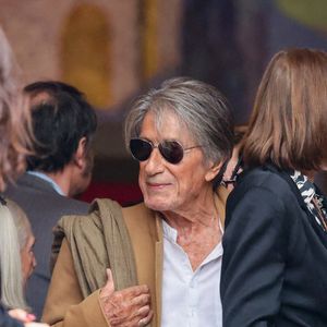 Jacques Dutronc et sa compagne Sylvie Duval (de dos) - Sortie des obsèques de l'auteure-compositrice-interprète et actrice française Françoise Hardy au crématorium du cimetière du Père-Lachaise à Paris, France, le 20 juin 2024. © Jacovides-Moreau/Bestimage