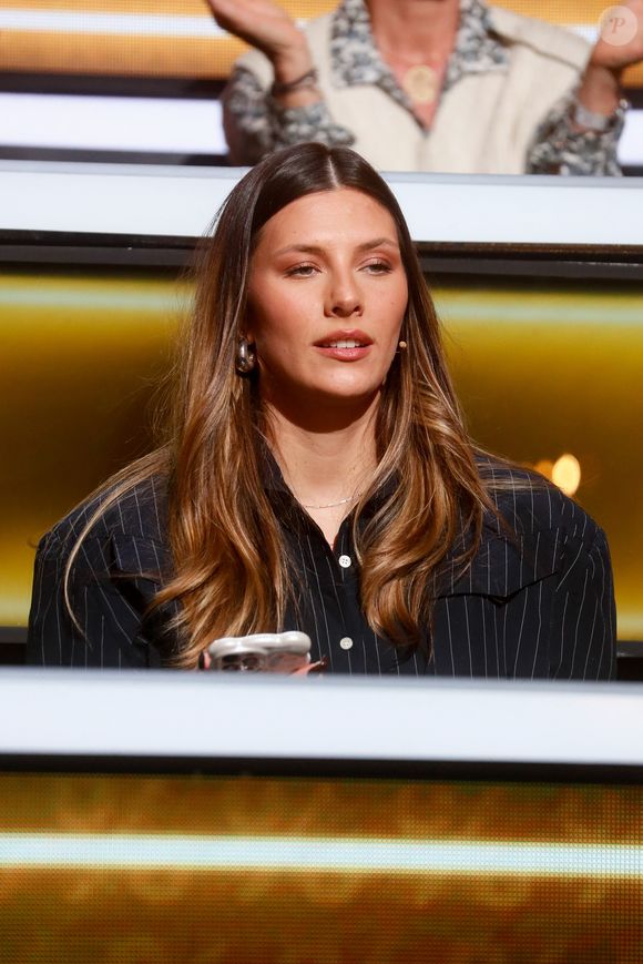 A noter que Camille Cerf apparaît aussi régulièrement différents divertissements. Elle a aussi tenu un rôle dans la nouvelle version d'"Intervilles" auprès de Nagui entre autres diffusée sur France 2 au cours de l'été.

Exclusif - Camille Cerf - Enregistrement de l'émission "100% Logique", présentée par C.Féraud et diffusée le 12 octobre sur France 2
© Christophe Clovis / Bestimage