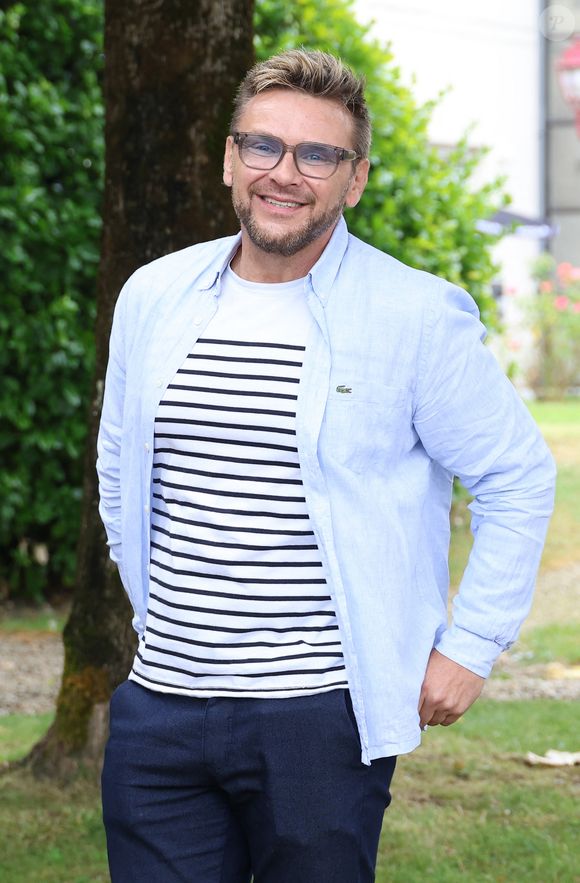 Sans être le plus aisé, il a tout de même réussi à se trouver une petite pépite dans l'un des coins les prisés de Paris.

Jeanfi Janssens - Photocall avec l'équipe de l'émission de radio "Les grosses têtes" lors de la 17ème édition du Festival du Film Francophone de Angoulême (FFA). Le 29 août 2024
© Coadic Guirec / Bestimage
