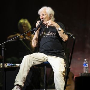 et le chanteur, auteur et compositeur interprète la plupart de ses titres assis afin de ne pas trop se fatiguer.

Hugues Aufray en concert au Zenith de Rouen le 27 juin 2026. © Pierre Perusseau/Bestimage