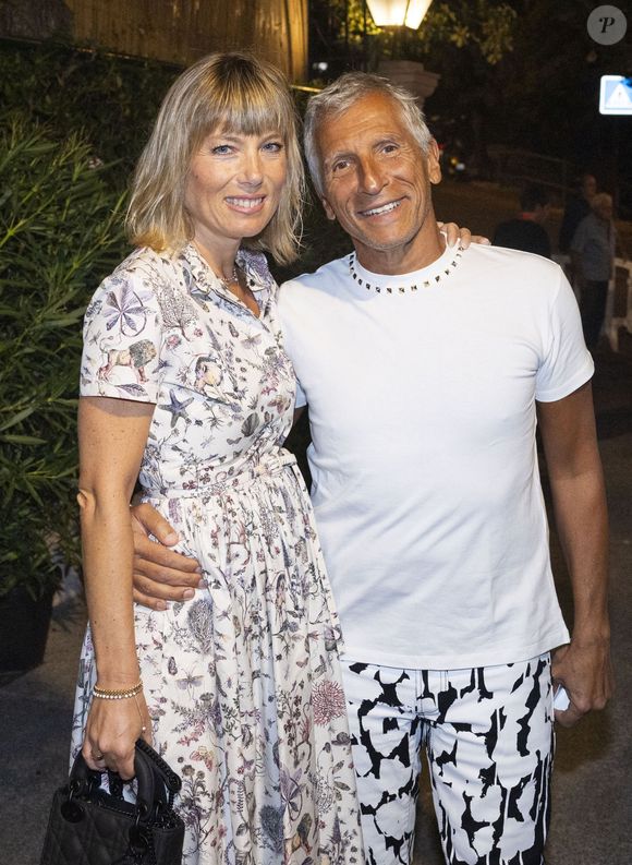 Exclusif - Nagui et sa femme Mélanie Page lors du spectacle "Les gros patinent bien" au théâtre de Verdure lors du 41ème Festival de Ramatuelle ( qui fête ses 40 ans) le 10 août 2025. © Cyril Bruneau / Bestimage