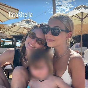 Stella et Annabelle Belmondo, avec le fils de cette dernière, Angelo, dans une photo publiée le 22 juillet 2025 sur Instagram.
