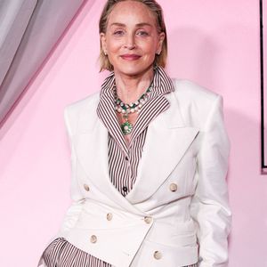Une attention de chaque instant qui l'a obligée, à l'époque, à revoir toute l'organisation de son espace de travail pour ne jamais s'éloigner de ses garçons.
Sharon Stone au photocall de la cérémonie des Fashion Trust U.S. Awards 2026, en partenariat avec Google, aux studios nya WEST à Los Angeles, Californie, États-Unis, le 7 avril 2026. © Chad Salvador/Image Press Agency/Backgrid/Bestimage