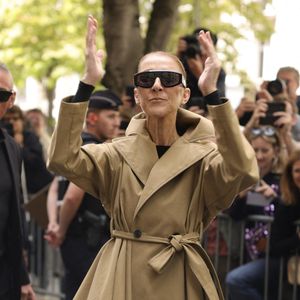 Elle donnera 16 concerts à Nanterre entre septembre et octobre 2026, avant dix dates supplémentaires en mai 2027.

Céline Dion acclamée par ses fans à son arrivée au palace Royal Monceau à Paris, le 28 août 2026. .
© Jasmine Aissaoui / Bestimage