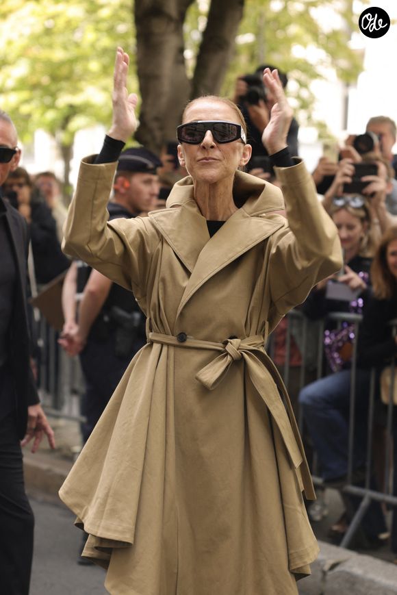 Elle donnera 16 concerts à Nanterre entre septembre et octobre 2026, avant dix dates supplémentaires en mai 2027.

Céline Dion acclamée par ses fans à son arrivée au palace Royal Monceau à Paris, le 28 août 2026. .
© Jasmine Aissaoui / Bestimage