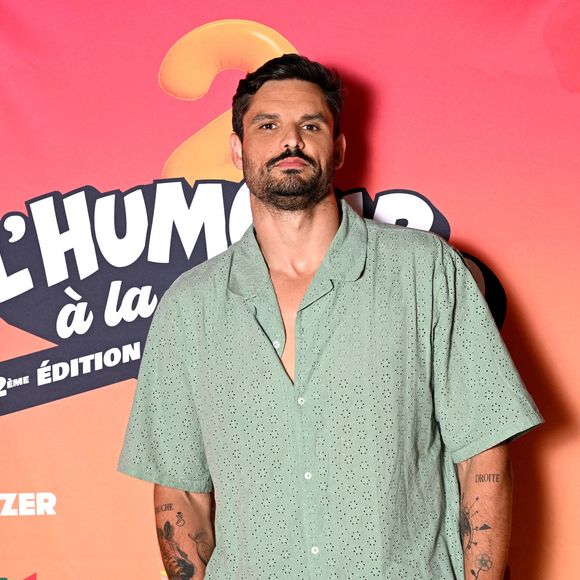 Exclusif - Florent Manaudou au photocall lors de l'enregistrement de l'émission "L'humour à la plage" pour la 2eme édition du festival de Juan les Pins à la pinède Gould le 27 juin 2025. C'est l'humoriste français Kev Adams qui a initié et mis en scène ce festival dans la ville de ses grand-parents où il a passé ses vacances quand il était plus jeune. Sa grand-mère fait partie du Show aux côtés d'un plateau d'humoristes exceptionnels.
Après le succès de la première édition, TF1 et Kev Adams vous donnent rendez-vous pour une nouvelle soirée d’humour inédite et festive. Tourné face à la mer, dans l’écrin magique de la pinède Gould à Juan-les-Pins, « L’Humour à la Plage » revient pour une 2e édition encore plus ambitieuse : un grand show à ciel ouvert, pour rire ensemble et démarrer l’été en beauté. 
Une carte postale en guise de scène avec une ambiance unique; Imaginé comme une véritable fête de l’humour à ciel ouvert, sous les pins, les pieds dans le sable et la tête dans les étoiles, « L’Humour à la Plage » rassemble le temps d’un soir les plus grands noms de l’humour avec des duos inédits, des sketchs exclusifs, des impros, des happenings, des surprises… et une énergie communicative portée par un public survolté. 
Une programmation exceptionnelle qui donne le sourire; Pour cette 2ème édition, Kev Adams s’est entouré de Gad Elmaleh, Camille Lellouche, Maxime Gasteuil, Élodie Poux, Franck Dubosc, Marine Leonardi, Anne Roumanoff, Chantal Ladesou, Marie s’infiltre, Nino Arial, Az, Titoff, Kody… Et de nombreux invités-surprise que vous n’avez jamais vus sur la scène d’un gala d’humour.
Un spectacle familial, solaire et intergénérationnel; Conçu pour rassembler toutes les générations, « L’Humour à la Plage » promet de faire du rire un moment de fête. Un show festif, solaire, et populaire, à savourer ensemble pour bien démarrer l’été.
L'émission du e gala « L'Humour à la Plage » sera diffusése sur TF1 le 15 juillet à 21h10 pour une soirée unique de rires et de surprises ! © Bruno Bebert / Bestimage