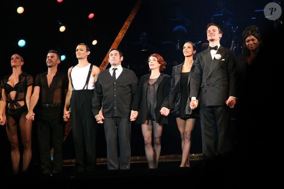 Le musical sera joué au Casino de Paris jusqu’en avril 2026.

La Troupe dont (4ème D-G) Pierre Samuel, Vanessa Cailhol, Shy'm et Jacques Preiss - Filage de la comédie musicale "Chicago, le Musical" au Casino de Paris le 13 Novembre 2025. © Bertrand Rindoff / Bestimage