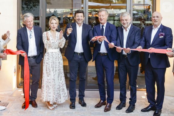 Exclusif -  Jean-Philippe Nuel (Architecte d’intérieur), Maud Bailly (Directrice générale Sofitel, MGallery & Emblems), Sébastien Bazin (PDG du groupe Accor), Patrick Bruel, Pierre Gonzalvez (Maire de l’Isle sur la Sorgue), Emmanuel Borla (Directeur de l’hôtel) - Patrick Bruel inaugure son hôtel cinq étoiles "L'Isle de Leos MGallery" à L'Isle-sur-la-Sorgue, France, le 23 septembre 2025. 
 © Jack Tribeca / Bestimage