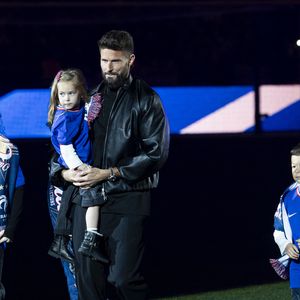 Olivier Giroud, entouré de ses enfants Aria, Aaron, Evan et Jade, reçoit un hommage au Stade de France avant le Quart de finale de la Ligue des Nations de l'UEFA 2025 "France - Croatie (2-0 / tab 5-4)" au Stade de France à Saint-Denis, le 23 mars 2025.
© Cyril Moreau/Bestimage