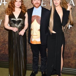 Rupert Grint va devoir débourser la somme astronomique de 1,8 million de livres, rapporte le quotidien, soit un peu plus de 2 millions d'euros.

Lauren Ambrose, Rupert Grint et Nell Tiger Free assistent à la première de la saison 4 de "Servant" sur Apple+ TV au Walter Reade Theater à New York, NY, le 9 janvier 2023.