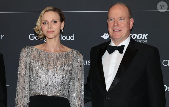 "Il y a un collectionneur en France qui commence à être connu. Il a accepté de me recevoir avec la petite délégation qui était avec moi", a ainsi expliqué avec enthousiasme l'époux de Charlene de Monaco à la chaîne de télévision de la Principauté.

Le prince Albert II de Monaco et la princesse Charlene de Monaco - Soirée du Monaco E-Prix 2026 à l'hôtel de Paris à Monaco, le 17 mai 2026. © Claudia Albuquerque / Bestimage