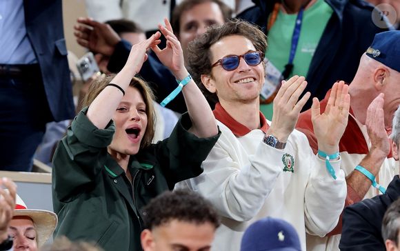 La compagne de Raphaël a un secret bien à elle pour garder la forme.

Mélanie Thierry et son compagnon le chanteur Raphaël dans les tribunes lors des Internationaux de France de Tennis de Roland Garros 2025, à Paris, France, le 4 juin 2025. © Jacovides-Moreau/Bestimage