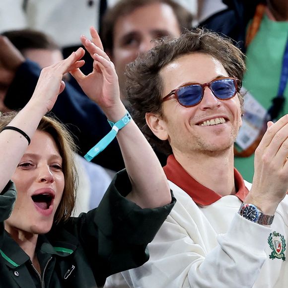 La compagne de Raphaël a un secret bien à elle pour garder la forme.

Mélanie Thierry et son compagnon le chanteur Raphaël dans les tribunes lors des Internationaux de France de Tennis de Roland Garros 2025, à Paris, France, le 4 juin 2025. © Jacovides-Moreau/Bestimage