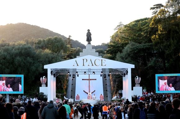 Le pape François célèbre une messe exceptionnelle au théâtre de verdure du Casone, place d'Austerlitz, à Ajaccio (Corse)  le 15 décembre 2024. © Dominique Jacovides / Bestimage