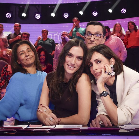 Et comme souvent, la justification porte un nom : Cyril Hanouna. 

Soraya Meziane, Shana Loustau, Géraldine Maillet, sur le plateau de TBT9 présenté par C.Hanouna, et diffusé en direct sur W9, Paris, France, le 11 novembre 2025. © Jack Tribeca / Bestimage