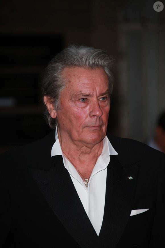 "Les César ont fait le service minimum (...) avec un clip hommage, en début de cérémonie", déplore "Paris Match". 

Alain Delon à Paris en septembre 2011 (Archives). AGENCE / BESTIMAGE