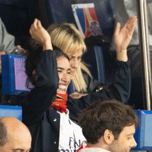 Sabrina Ouazani - Célébrités dans les tribunes lors du match retour de la Ligue Des Champions 2024-2025 (LDC) "PSG - Arsenal" (2-1) au Parc des Princes à Paris le 7 mai 2025. © Cyril Moreau/Bestimage
