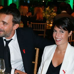 Grâce à une entente cordiale avec Clément Miserez, elle estime avoir "réussi son divorce".

Alessandra Sublet (smoking Gerard Darel) et son mari Clement - Diner de la mode pour le Sidaction au Pavillon d'Armenonville a Paris, le 23 janvier 2014.