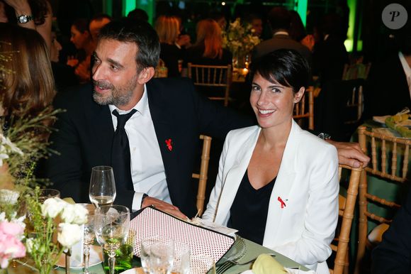Grâce à une entente cordiale avec Clément Miserez, elle estime avoir "réussi son divorce".

Alessandra Sublet (smoking Gerard Darel) et son mari Clement - Diner de la mode pour le Sidaction au Pavillon d'Armenonville a Paris, le 23 janvier 2014.