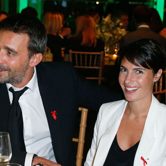 Grâce à une entente cordiale avec Clément Miserez, elle estime avoir "réussi son divorce".

Alessandra Sublet (smoking Gerard Darel) et son mari Clement - Diner de la mode pour le Sidaction au Pavillon d'Armenonville a Paris, le 23 janvier 2014.