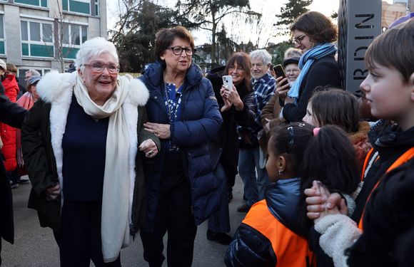 Line Renaud rencontre des enfants d'une école lilloise qui interprète une chanson de son répertoire, Martine Aubry, maire honoraire de Lille - Line Renaud, 97 ans, a inauguré un jardin public qui porte son nom, à Lille, France, le mercredi 17 décembre 2025.

© Claude Dubourg/Bestimage