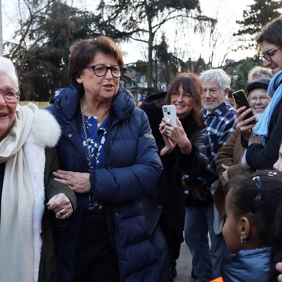 Line Renaud rencontre des enfants d'une école lilloise qui interprète une chanson de son répertoire, Martine Aubry, maire honoraire de Lille - Line Renaud, 97 ans, a inauguré un jardin public qui porte son nom, à Lille, France, le mercredi 17 décembre 2025.

© Claude Dubourg/Bestimage
