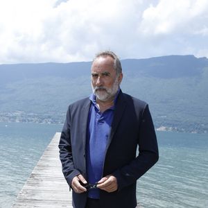 Exclusif - Antoine Duléry sur le ponton du restaurant "Le Lido", lors de la 2ème édition du Festival du Cinéma Français et Gastronomie d'Aix-les-Bains (6 - 10 juin 2023), le 8 juin 2023. © Denis Guignebourg / Bestimage