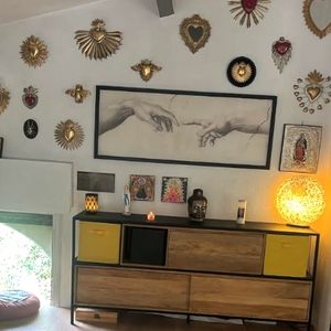 Dès qu'elle en à l'occasion, celle qui a été particulièrement marquée par Harvey Weinstein déroule son tapis dans une pièce isolée de sa maison pour une séance de yoga. Un rituel essentiel pour elle. 

Hélène de Fougerolles partage sur Instagram une photo de son fief niché dans le Luberon (Capture d'écran Instagram - helenedefougerolles).