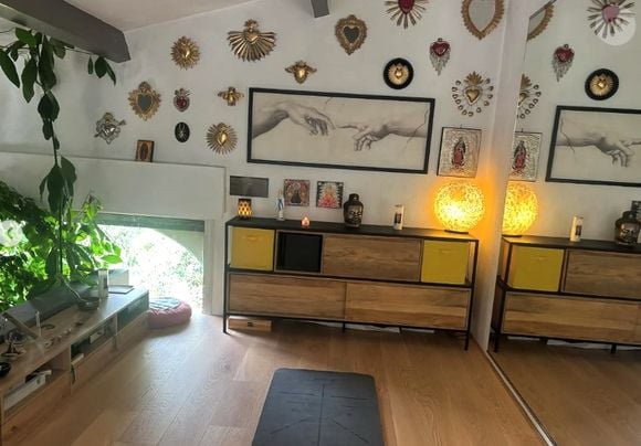 Dès qu'elle en à l'occasion, celle qui a été particulièrement marquée par Harvey Weinstein déroule son tapis dans une pièce isolée de sa maison pour une séance de yoga. Un rituel essentiel pour elle. 

Hélène de Fougerolles partage sur Instagram une photo de son fief niché dans le Luberon (Capture d'écran Instagram - helenedefougerolles).