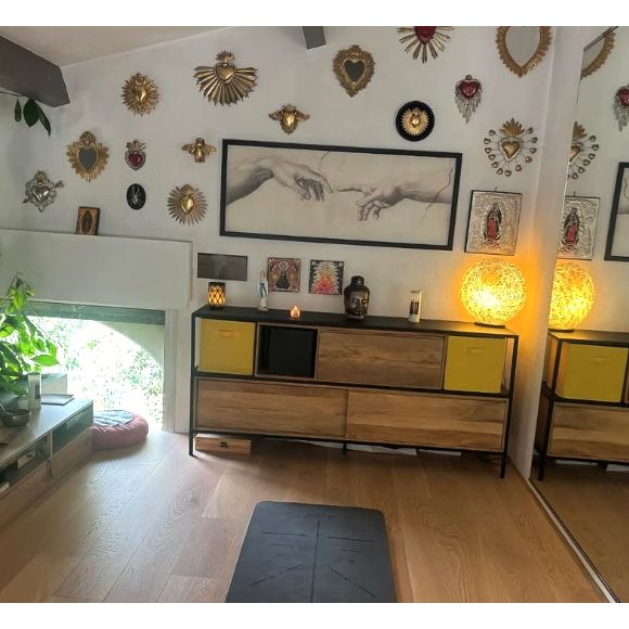 Dès qu'elle en à l'occasion, celle qui a été particulièrement marquée par Harvey Weinstein déroule son tapis dans une pièce isolée de sa maison pour une séance de yoga. Un rituel essentiel pour elle. 

Hélène de Fougerolles partage sur Instagram une photo de son fief niché dans le Luberon (Capture d'écran Instagram - helenedefougerolles).